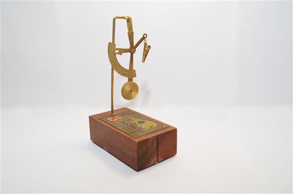 Маятниковые весы на деревянном основании с изображением музыкальных инструментов фото