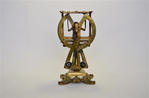 Почтовые весы с двумя маятниками и декорированным основанием фото