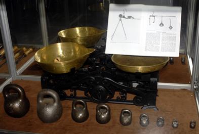 Собрание весов и гирь в Музее инструмента (г.Харьков) фото