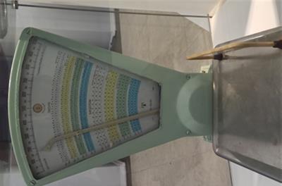 Добрый день! 
У видела у одном из музеев  почтовые советские весы. На этикетке весы датированы  1972 годом выпуска. Подскажите пож-та значение цифр, расположенных на фоне желто-зеленых полос? 
Заранее спасибо!  фото
